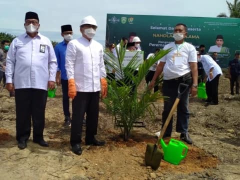 Ketum PBNU dan Menko Perekonomian Pimpin Proses Peremajaan Sawit Rakyat