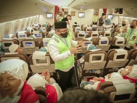 Lepas Kloter Pertama Jamaah Haji Indonesia, Menag: Jangan Segan Bertanya ke Petugas