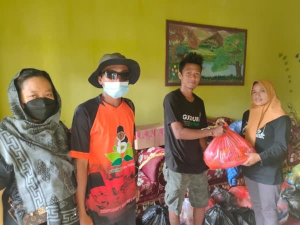 Gusdurian Salurkan Bantuan kepada Warga Terisolasi Akibat Erupsi Semeru