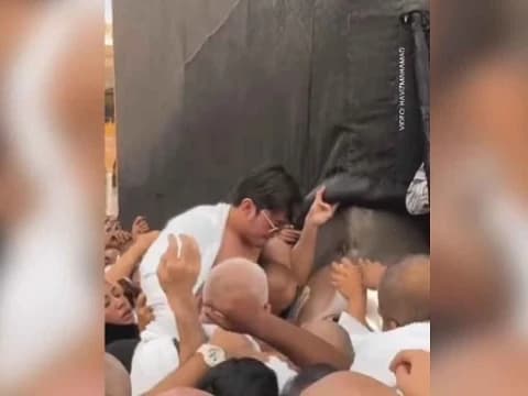 Hukum Mendorong Jamaah Haji agar Bisa Mencium Hajar Aswad