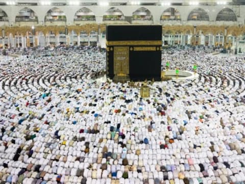 Bagaimana Shalat Tawaf Ketika Masjidil Haram Penuh Sesak Jamaah Haji dan Umrah?