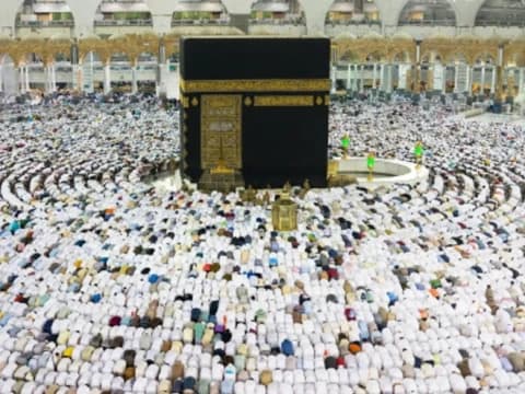 Lima Tips Hadapi Cuaca Panas Ekstrem Saat Berhaji