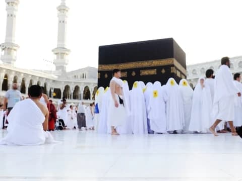 Hukum Wanita Umrah sebelum Habis Masa Iddah 