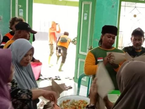 Banjir di Blitar Belum Surut, Warga Butuh Makanan dan Pakaian