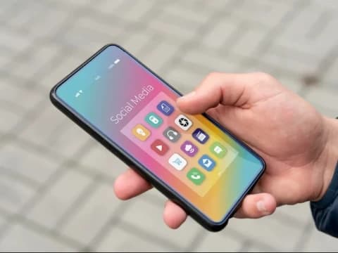 Orang Indonesia Lihat Smartphone 5 Jam Per Hari, Kenali Dampak Negatifnya