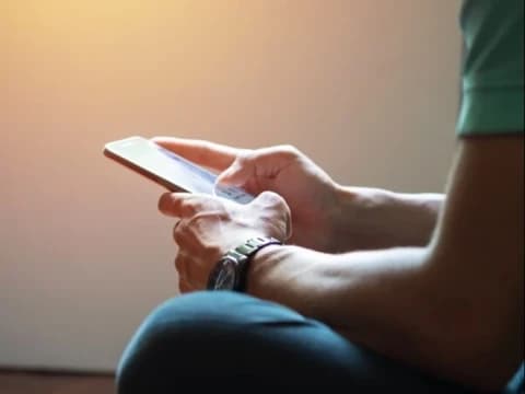 Bolehkah Mencatat Materi dengan HP saat Khutbah Jumat Berlangsung?