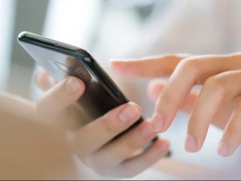 Apakah Batal Mematikan HP yang Tiba-tiba Berdering saat Shalat?