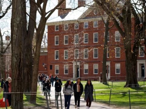 Trump Cabut Izin Penerimaan Mahasiswa Internasional di Universitas Harvard 