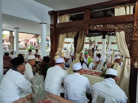 Kiai Buntet Sebut Hadiri Haul Ulama Bisa Menjadi Pembersih Hati
