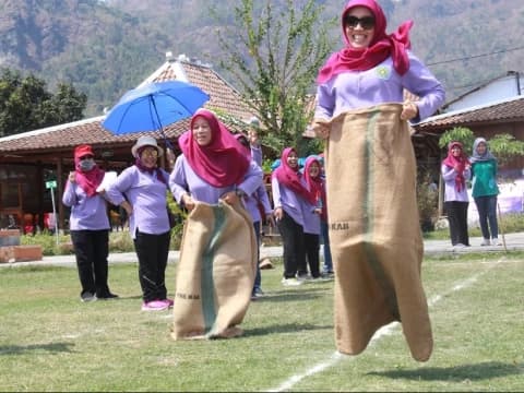 9 Ide Lomba Seru buat Ibu-ibu Sambut HUT Ke-77 RI