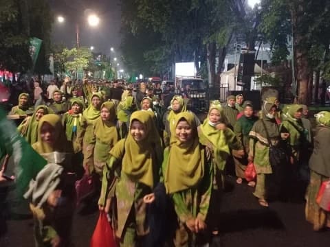 Spirit Ibu-Ibu Muslimat NU Tembus Padatnya Jalanan Menuju Acara Puncak 1 Abad NU