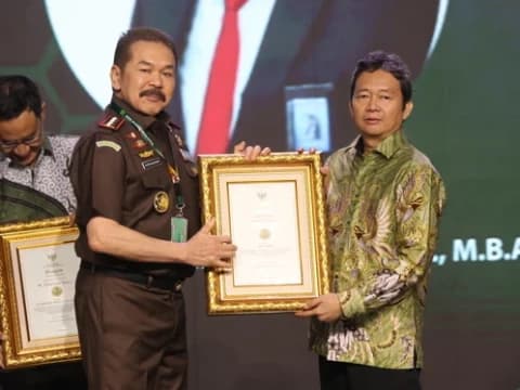 Cerita Kang Iip Tulis Buku Jaksa Agung Soeprapto dan Sejarah Pertumbuhan Kejaksaan RI