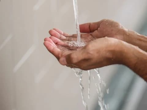 Apakah Sah Berwudhu Sambil Mengobrol?