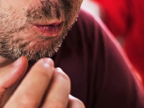 Menelan Sisa Makanan di Gigi Saat Shalat, Batalkah?