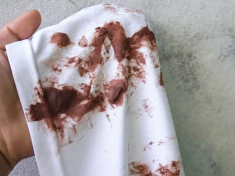 Shalat dengan Pakaian Najis Tanpa Disadari, Wajib Diulang?