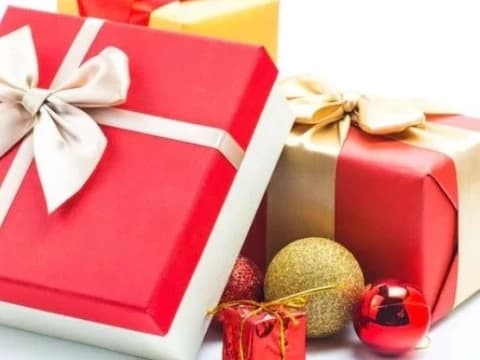 Mengucapkan Selamat, Memakai Atribut, dan Menerima Hadiah Natal