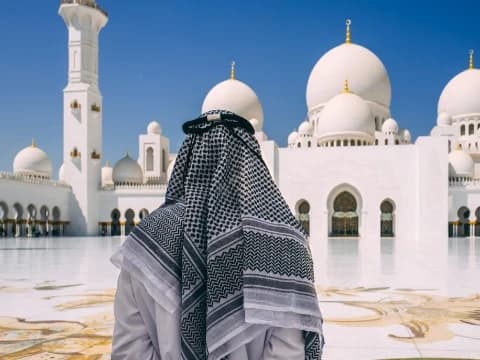 Mau Jadi Imam Masjid di Uni Emirat Arab? Daftar di Sini