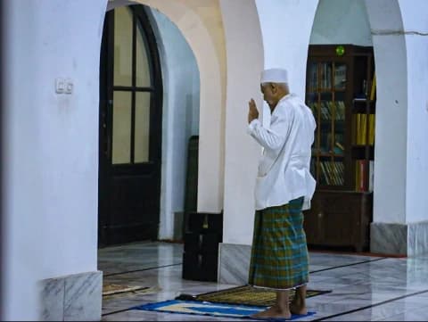 Perbedaan Shalat Gerhana dengan Shalat Lainnya