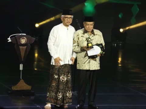 KH Said Aqil Siroj Terima Anugerah 1 Abad NU