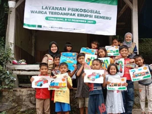 Senyum Anak-anak Korban Erupsi Semeru saat Ikuti Psikososial LAZISNU Jatim