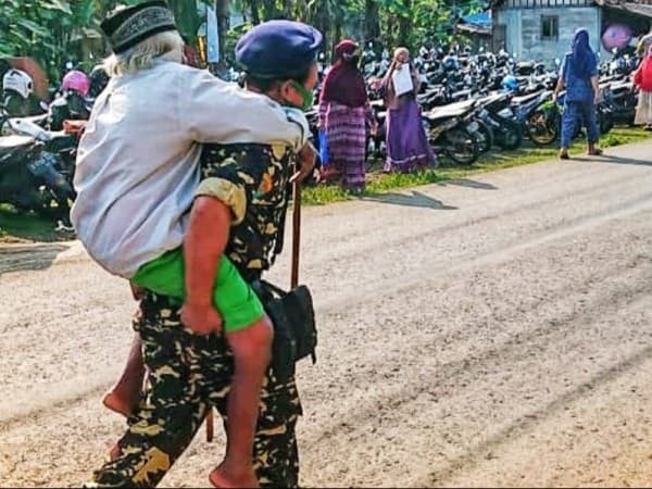 Aksi Kemanusiaan Banser Banyumas, Gendong Lansia sampai Rumah Usai Divaksin
