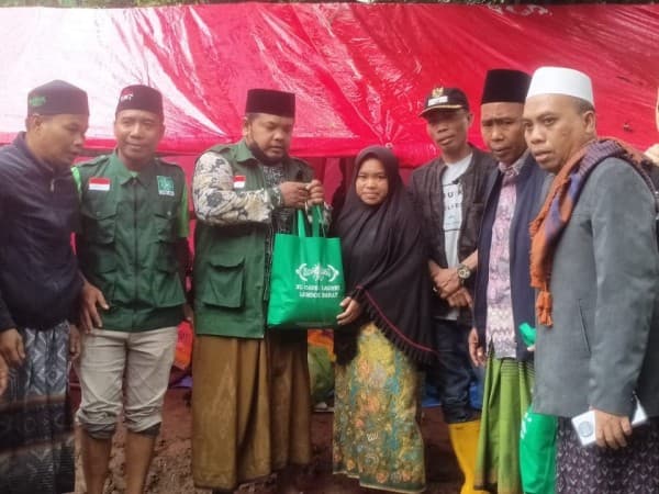 Relawan NU Lombok Barat Serahkan Bantuan untuk Warga Terdampak Banjir dan Longsor