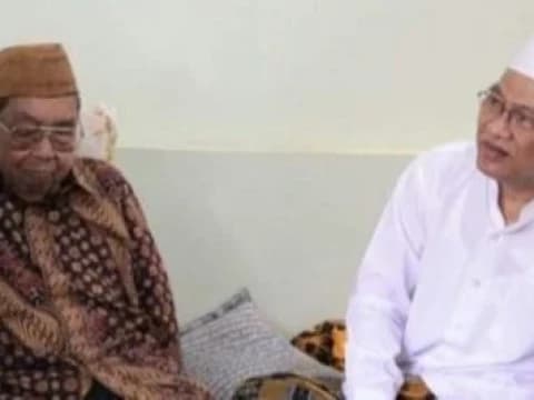 Gus Mus Jelaskan Alasan Gus Dur Suka Pakai Batik dan Kopiah