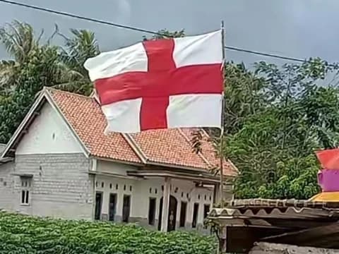 Dianggap Sama-sama Merah Putih, Ibu Ini Justru Pasang Bendera Inggris
