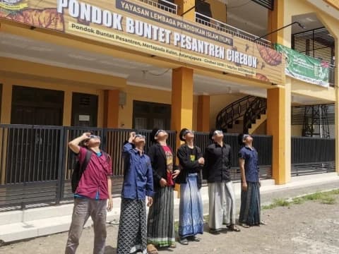 Lembaga Falakiyah dan Astronomi Buntet Pesantren Amati Gerhana Matahari dengan Kacamata Buatan Sendiri