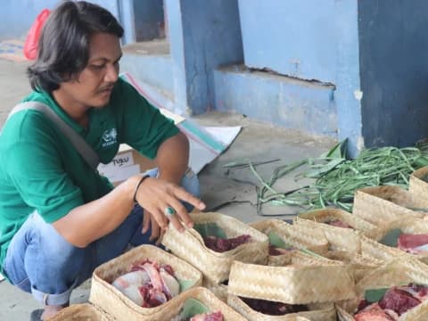 Hindari Sampah Plastik, LAZISNU Salurkan Daging Kurban Pakai Besek Bambu