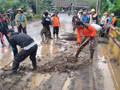 Buka Akses Jalan, Banser dan Warga Lumajang Kompak Bersihkan Material Pasca Banjir Lahar