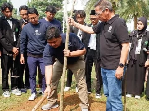 Peduli Isu Lingkungan, Ratusan Mahasiswa Baru Unusia Tanam Pohon