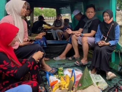 Tradisi Warga Bangkalan saat Lebaran Ketupat: Naik Perahu ke Tengah Laut