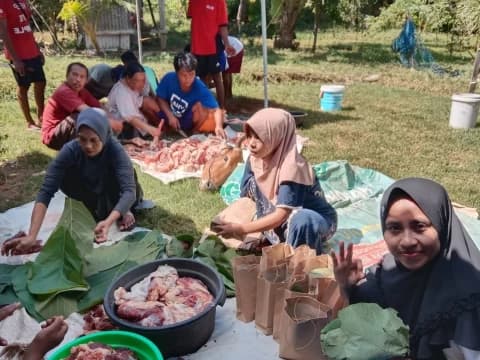 Dukung Zero Waste, Fatayat NU Bawean Gunakan Daun Jati dan Besek untuk Daging Kurban
