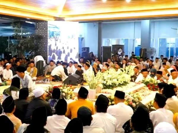 Haul Ke-3 KH Dimyati Rois Diselimuti Duka Cita Wafatnya Gus Alam