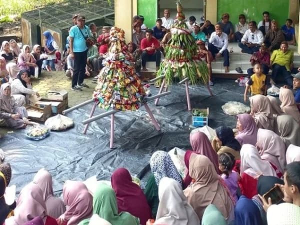 Kirab Tujuh Tumpeng Tandai Awal Maulid di Pranak Lau Kudus