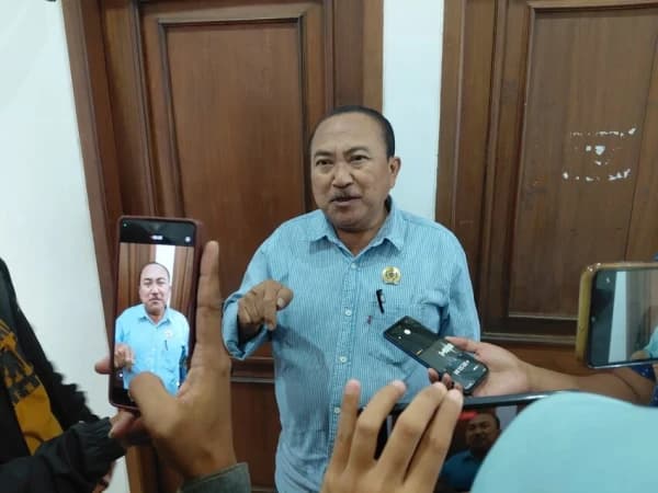 Rakyat Pati Beri Jamu untuk Anggota Pansus Pemakzulan Bupati agar Tak Masuk Angin