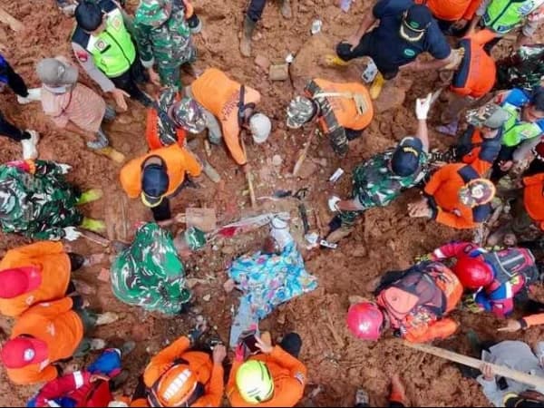 Ditemukan 11 Orang Korban Meninggal Akibat Longsor Cibeunying
