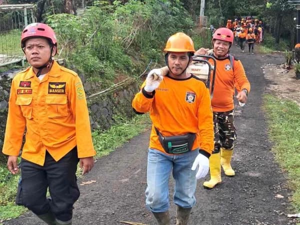 Banser Tanggap Bencana Intens Lakukan Evakuasi, 16 Korban Longsor Cibeunying Ditemukan