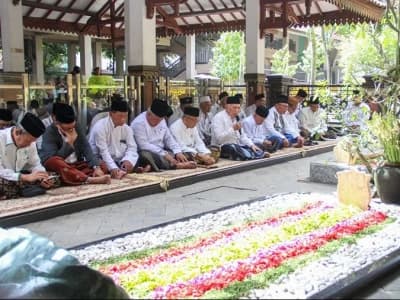 Peringati Harlah 1 Abad NU, PWNU Jawa Timur Ziarahi Makam Muasis NU di Jombang