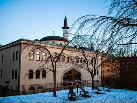 Masjid di Swedia Jadi Sasaran Islamofobia, Al-Qur’an Dirusak dan Dirantai