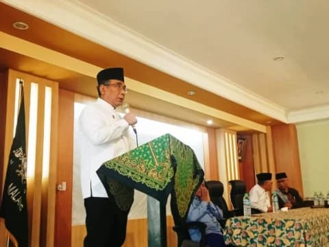 Gus Yahya Serahkan Bantuan kepada Korban Tragedi Kanjuruhan