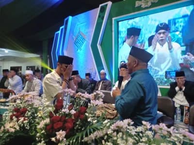 Hanan Attaki Nyatakan Bergabung dengan NU di Depan Kiai Marzuki Mustamar