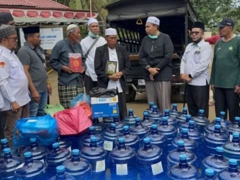 Penyuluh Agama Salurkan 100 Galon Air Bersih untuk Pengungsi Banjir Bandang Pidie Jaya