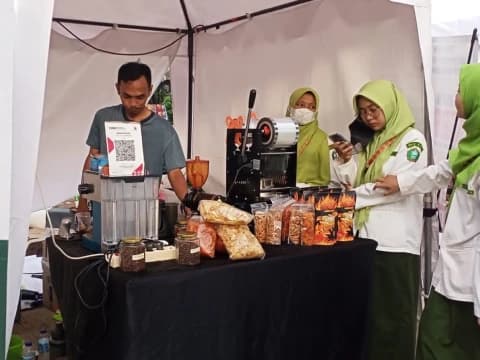 Tengok Stan Bazar IPPNU Jawa Barat, Ada Olahan Makanan dan Kopi Daerah