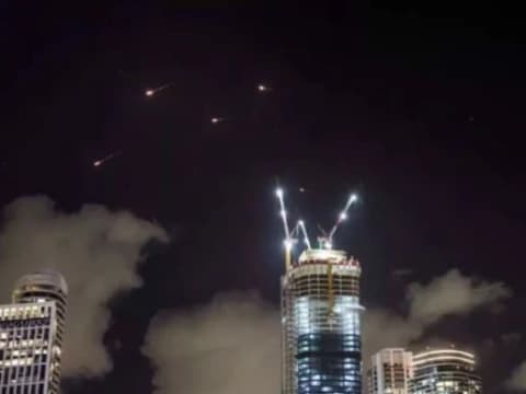 Iran Tembakkan Ratusan Misil ke Tel Aviv, Israel Siapkan Pembalasan