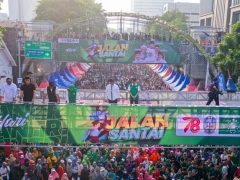 Pekikkan Takbir, Gus Yahya Lepas Peserta Jalan Sehat Hari Santri 2023 