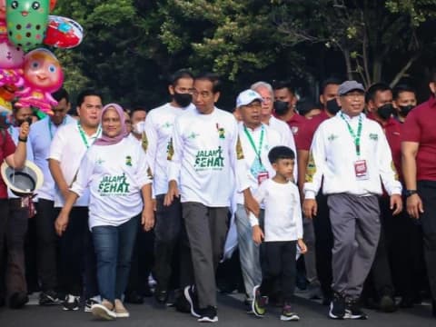 Jan Ethes Cucu Jokowi di Barisan Terdepan Jalan Sehat Menuju 1 Abad NU