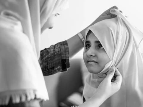 Viral Perempuan Tak Berjilbab Masuk Masjid, Bagaimana Seharusnya Sikap Takmir?