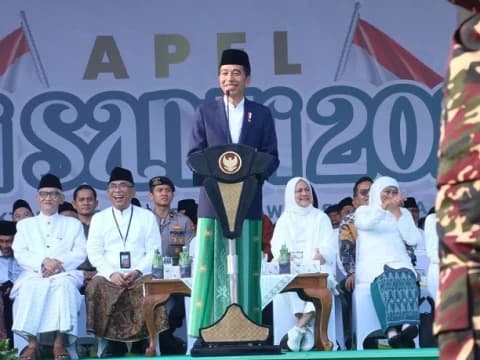 Kelakar Jokowi: Mengira Gus Yaqut Komandan Kopassus karena Pakai Seragam Banser